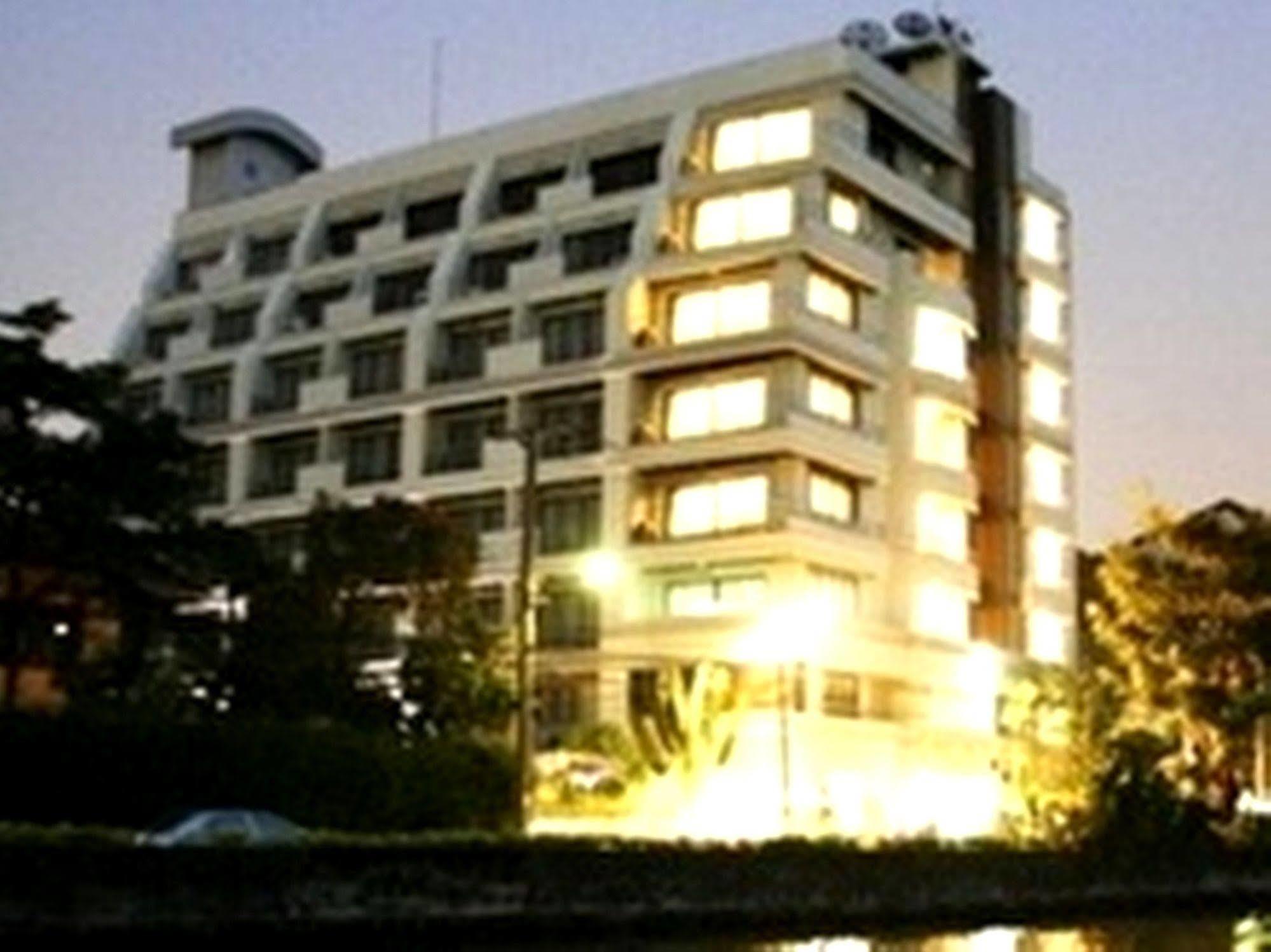 Ziniza The Boutique Service Apartment Bangkok Bagian luar foto